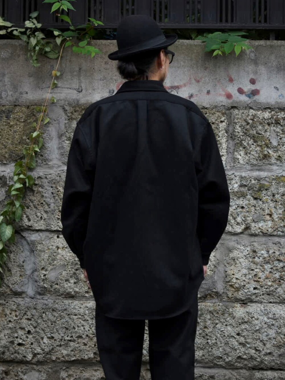 ブラック系のシャツ/ブラウス、ブラック系のその他パンツ、ブラック系のその他シューズを着用したメンズの秋コーディネートの3枚目の写真