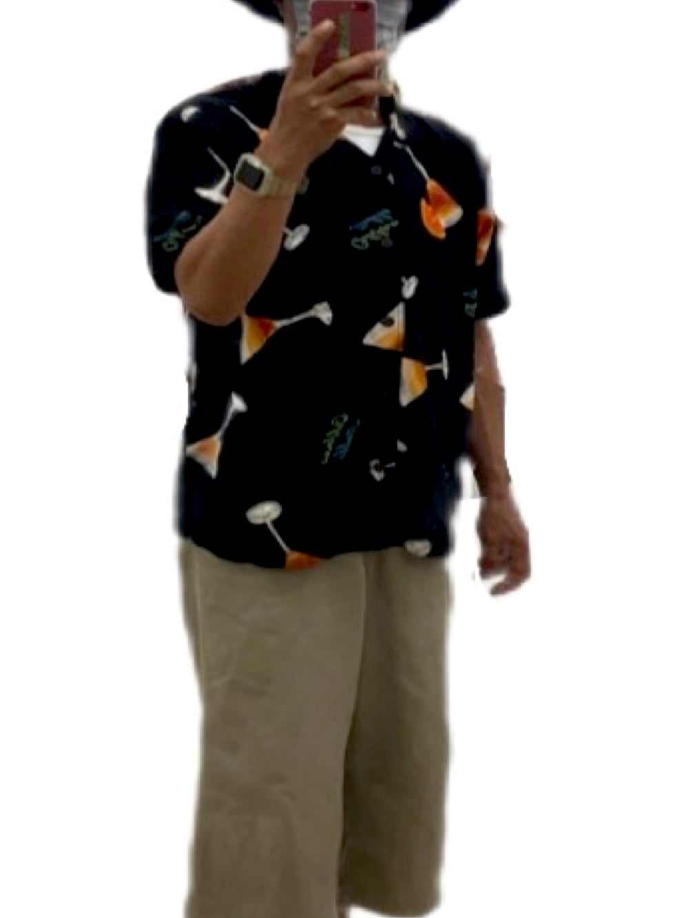 ブラック系のシャツ/ブラウス、ブラック系のチノパンツ、ベージュ系のスニーカーを着用したメンズの夏コーディネートの2枚目の写真