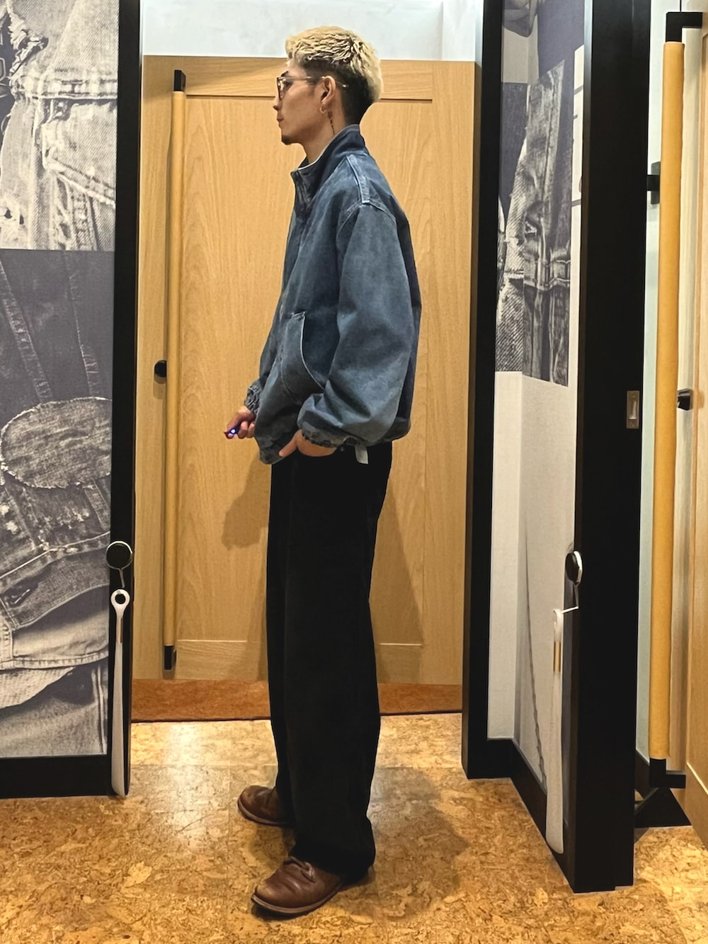 ブルー系のデニムジャケット、ブラック系のその他パンツ、ブラウン系のブーツを着用したメンズの秋コーディネートの2枚目の写真