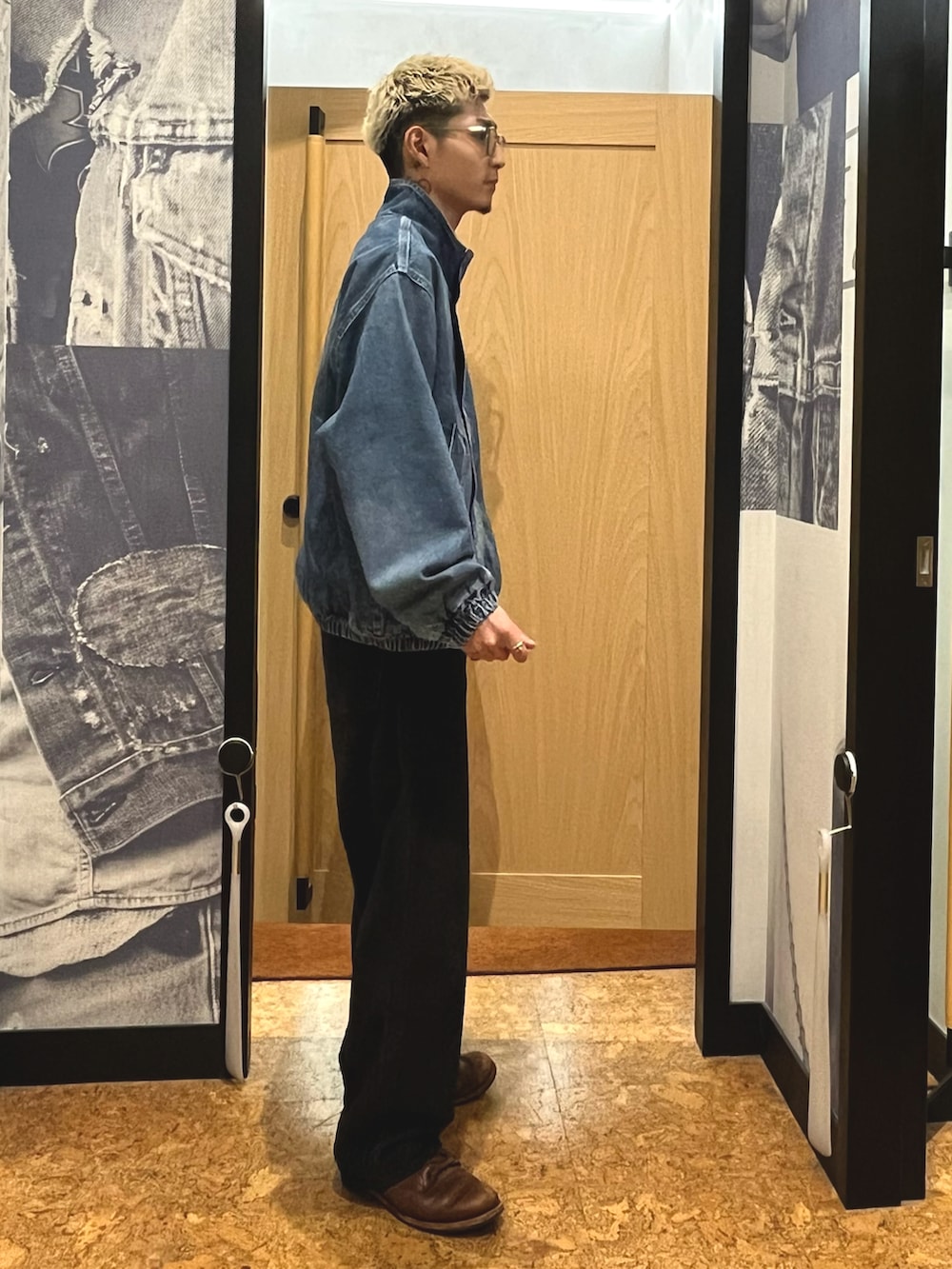 ブルー系のデニムジャケット、ブラック系のその他パンツ、ブラウン系のブーツを着用したメンズの秋コーディネートの3枚目の写真