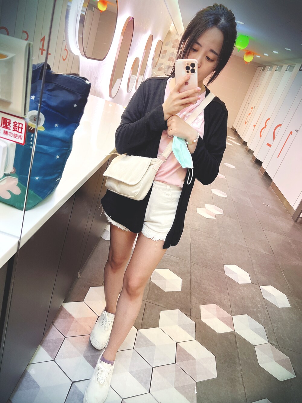 ピンク系のTシャツ/カットソー、ブラック系のノーカラージャケット、ホワイト系のその他シューズを着用したレディースの春コーディネートの2枚目の写真