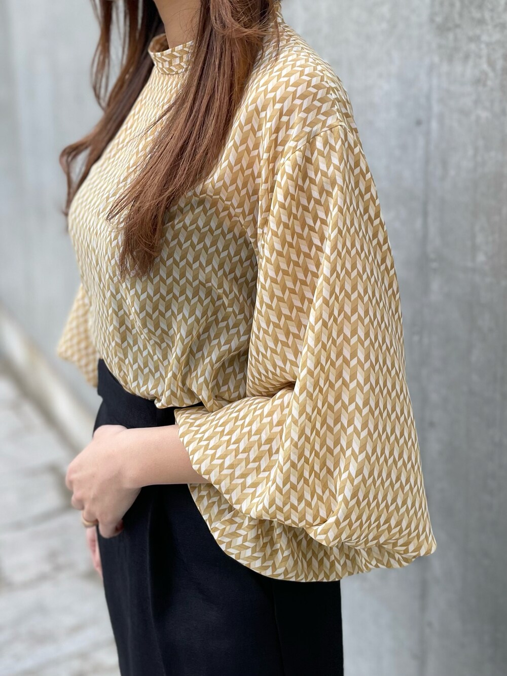 ベージュ系のシャツ/ブラウス、ブラック系のスカート、ベージュ系のシャツ/ブラウスを着用したレディースの春コーディネートの5枚目の写真
