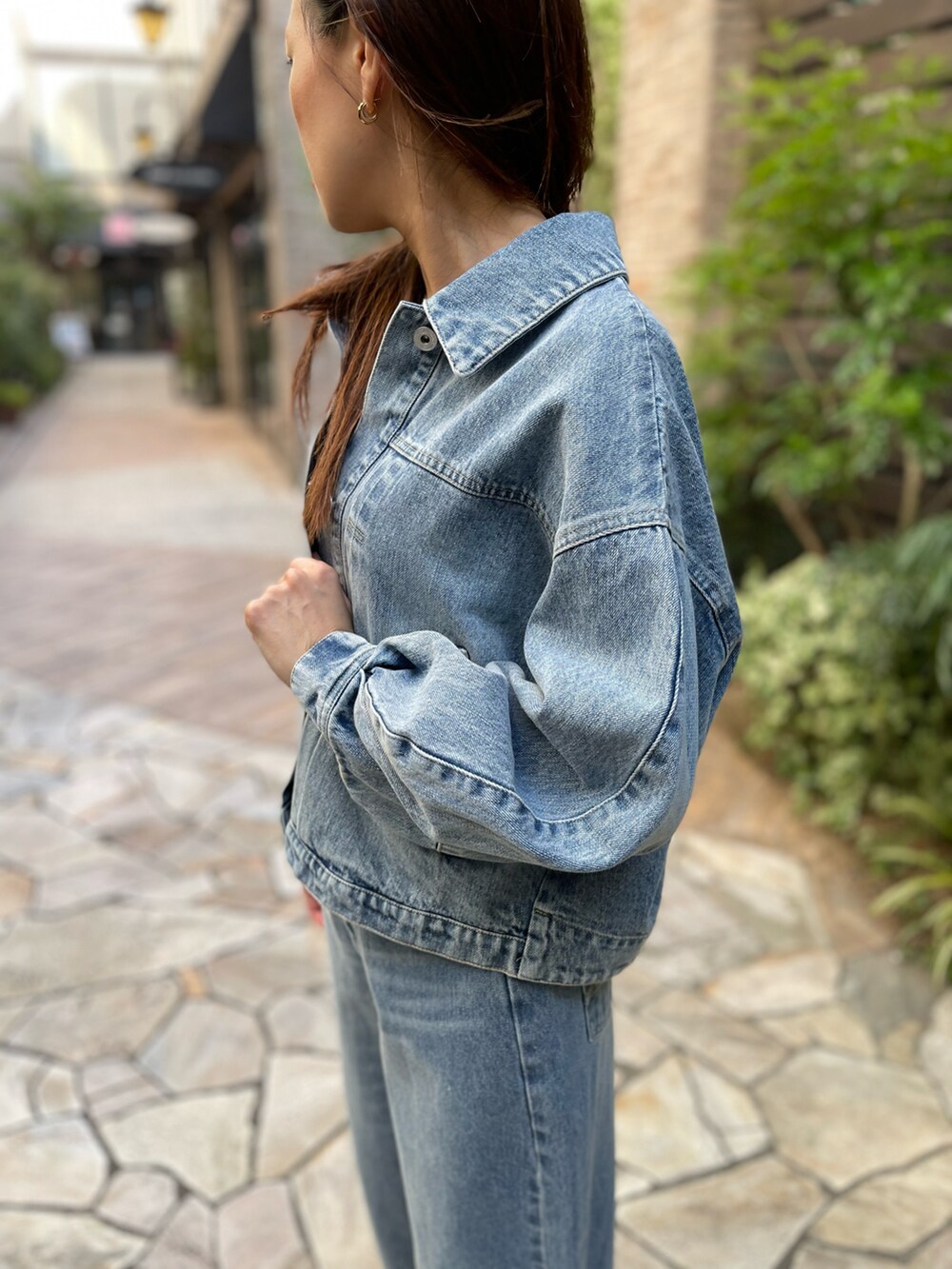 ブルー系のデニムジャケット、ブルー系のデニムパンツ、ブルー系のデニムジャケットを着用したレディースの秋コーディネートの4枚目の写真