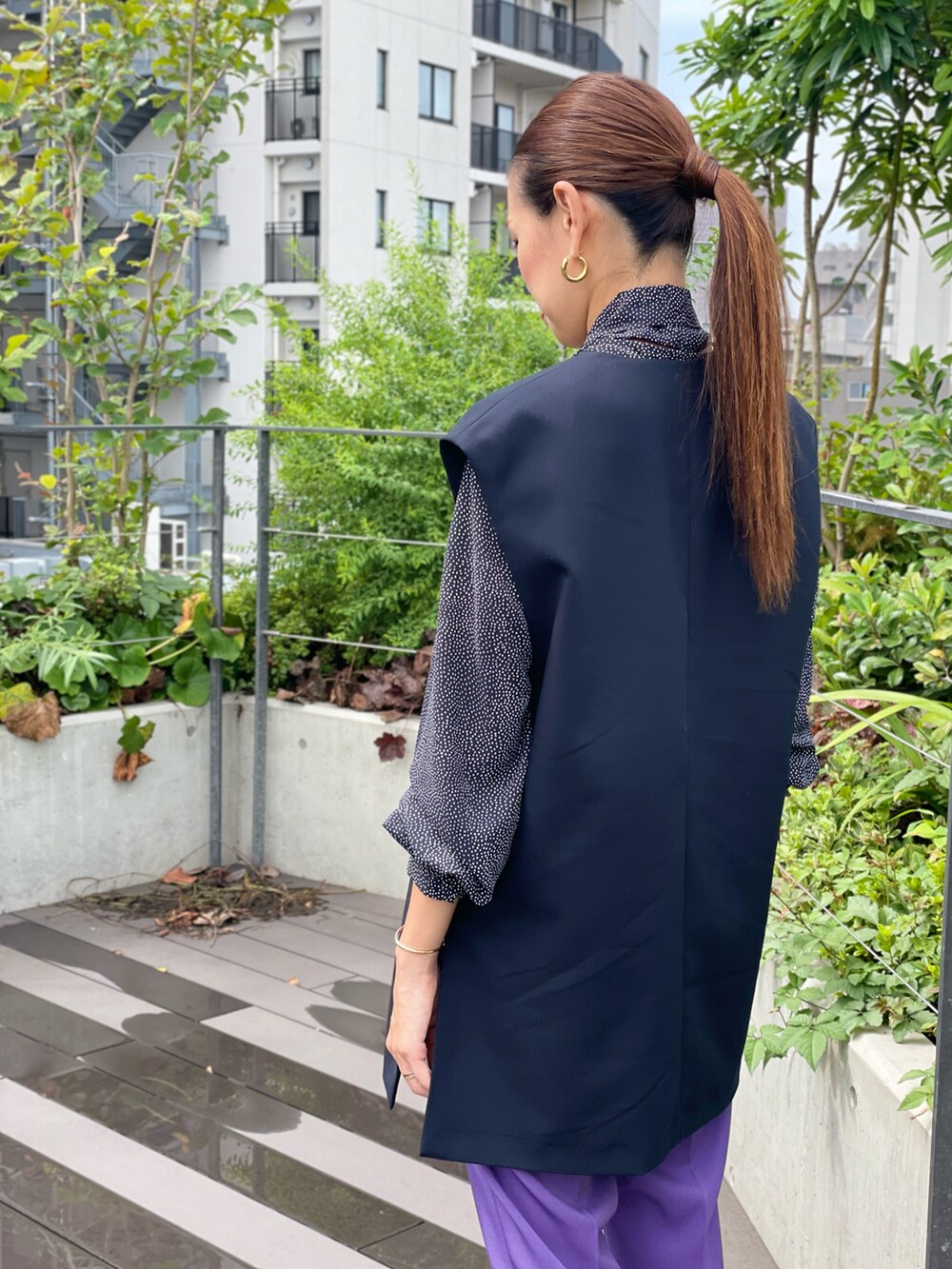 ブラック系のシャツ/ブラウス、ブラック系のその他トップス、パープル系のパンツを着用したレディースの秋コーディネートの4枚目の写真