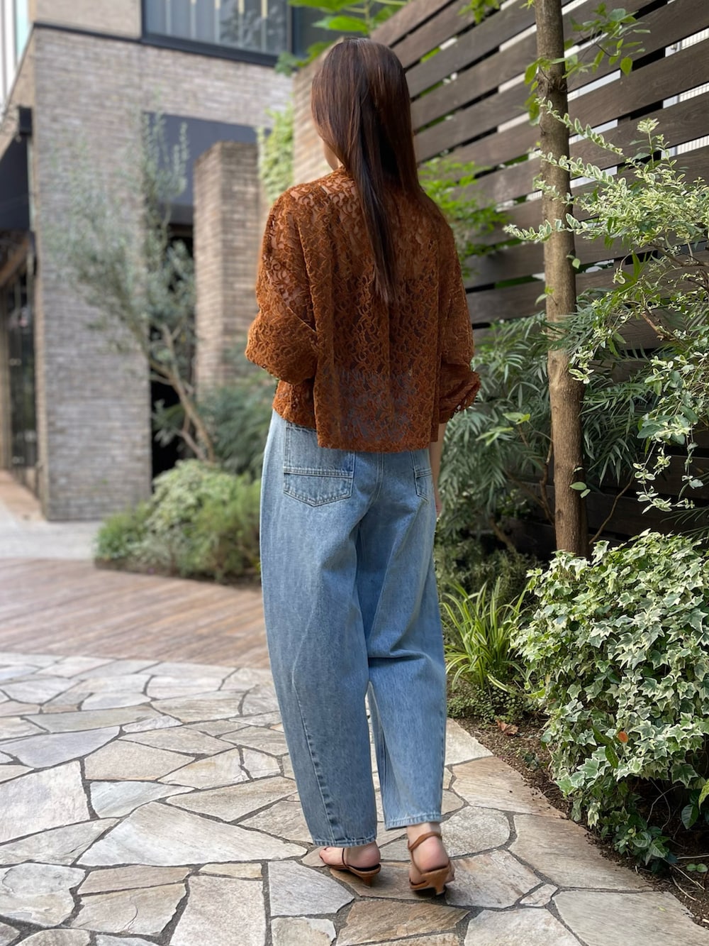 ブラウン系のシャツ/ブラウス、ブルー系のデニムパンツ、ブラウン系のシャツ/ブラウスを着用したレディースの秋コーディネートの4枚目の写真