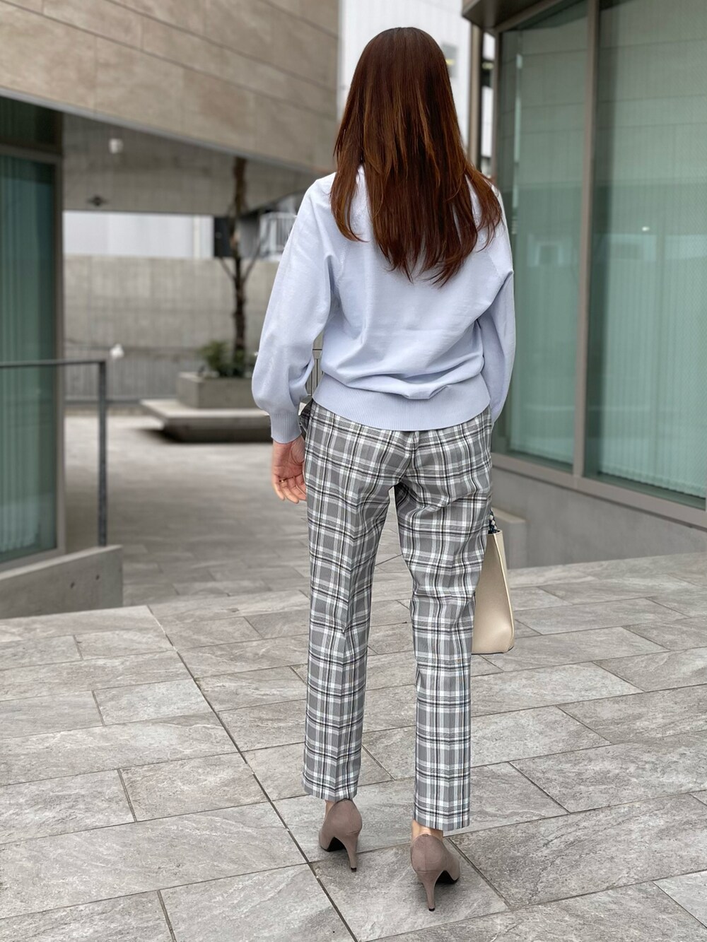 ブルー系のニット/セーター、その他のパンツ、ブルー系のカーディガン/ボレロを着用したレディースの冬コーディネートの2枚目の写真