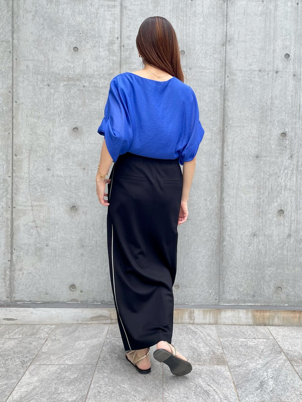 ブルー系のシャツ/ブラウス、ブラック系のスカート、ブルー系のシャツ/ブラウスを着用したレディースの夏コーディネートの2枚目の写真