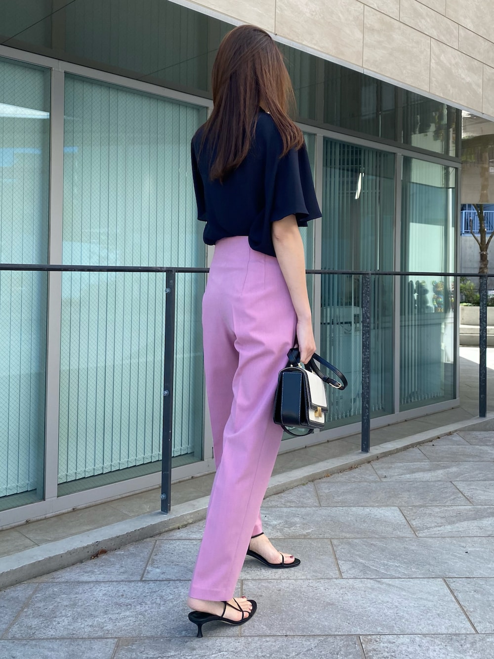 ブルー系のシャツ/ブラウス、ピンク系のパンツ、ブルー系のシャツ/ブラウスを着用したレディースの春コーディネートの3枚目の写真