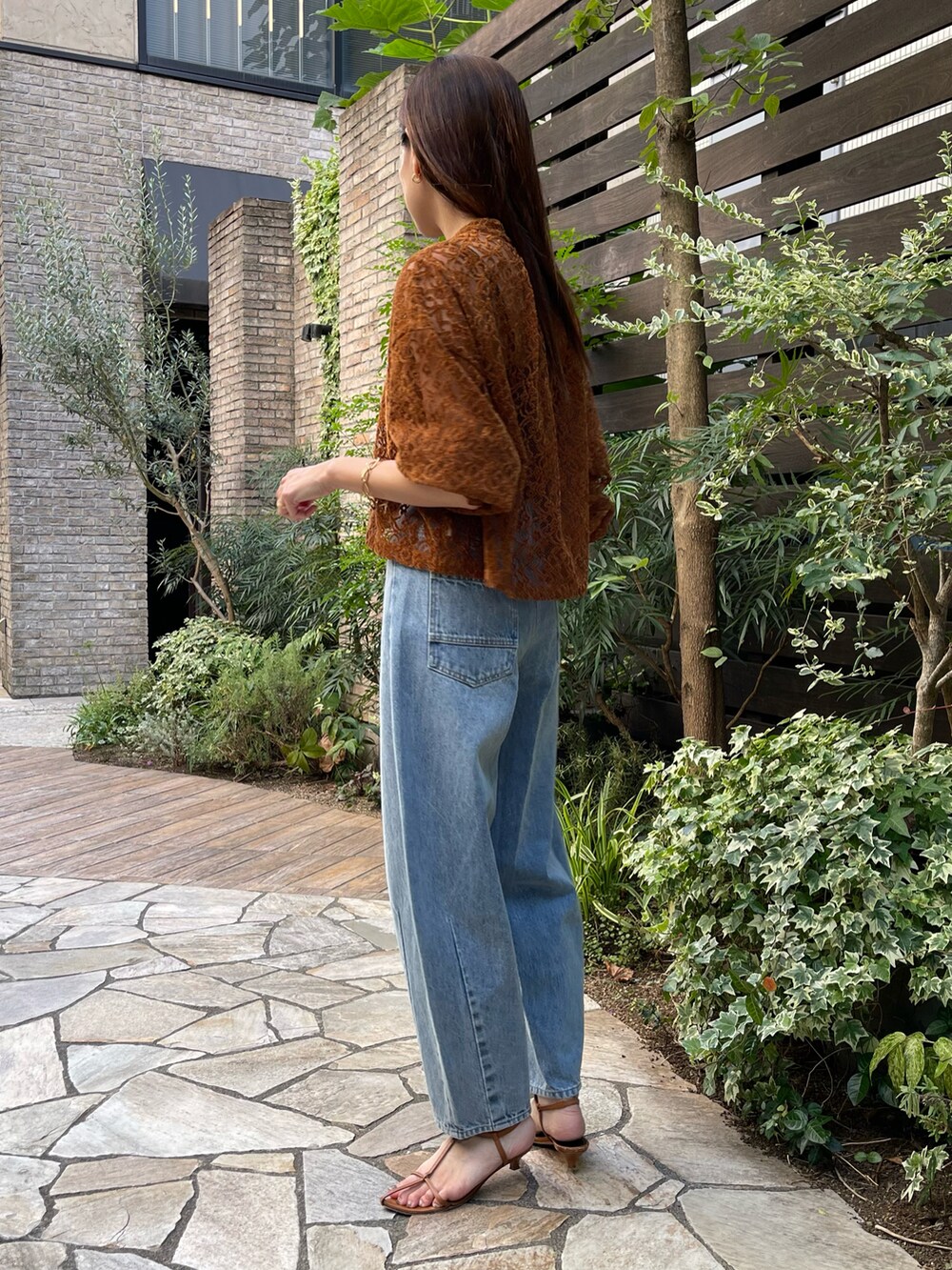 ブラウン系のシャツ/ブラウス、ブルー系のデニムパンツ、ブラウン系のシャツ/ブラウスを着用したレディースの秋コーディネートの3枚目の写真