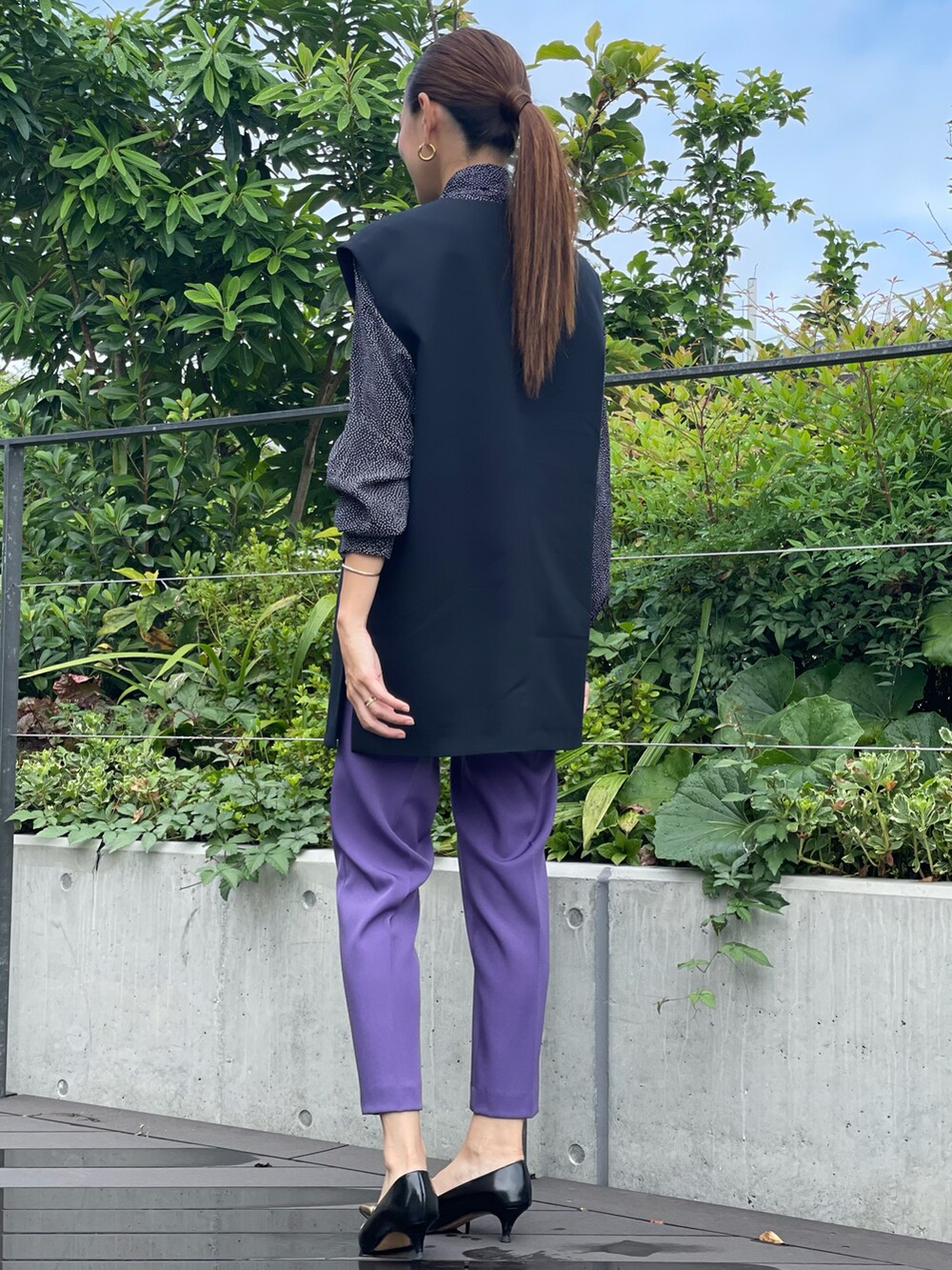 ブラック系のシャツ/ブラウス、ブラック系のその他トップス、パープル系のパンツを着用したレディースの秋コーディネートの3枚目の写真