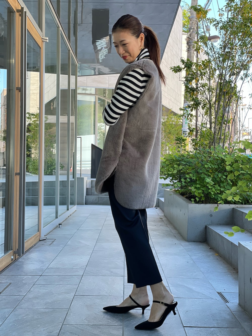 ブラック系のニット/セーター、ブラウン系のジャケット/アウター、ブラック系のパンツを着用したレディースの秋コーディネートの3枚目の写真