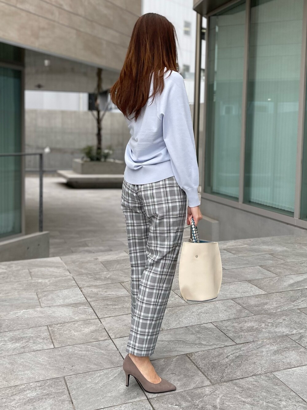 ブルー系のニット/セーター、その他のパンツ、ブルー系のカーディガン/ボレロを着用したレディースの冬コーディネートの3枚目の写真