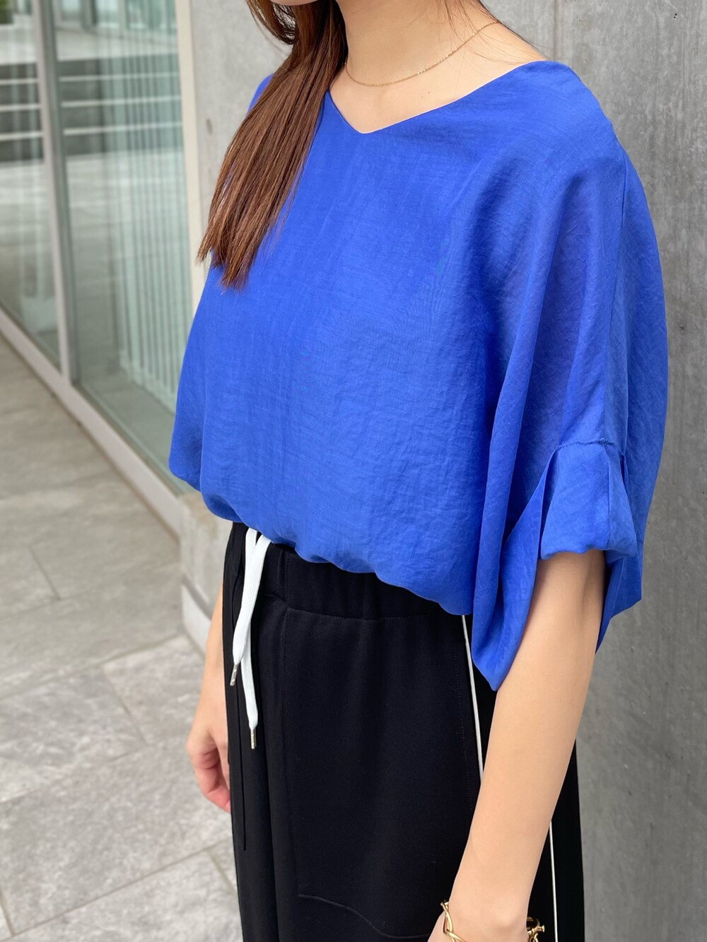 ブルー系のシャツ/ブラウス、ブラック系のスカート、ブルー系のシャツ/ブラウスを着用したレディースの夏コーディネートの3枚目の写真