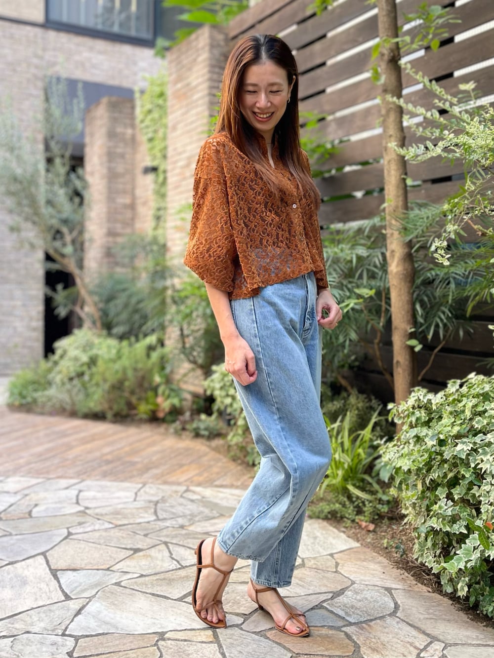 ブラウン系のシャツ/ブラウス、ブルー系のデニムパンツ、ブラウン系のシャツ/ブラウスを着用したレディースの秋コーディネートの2枚目の写真