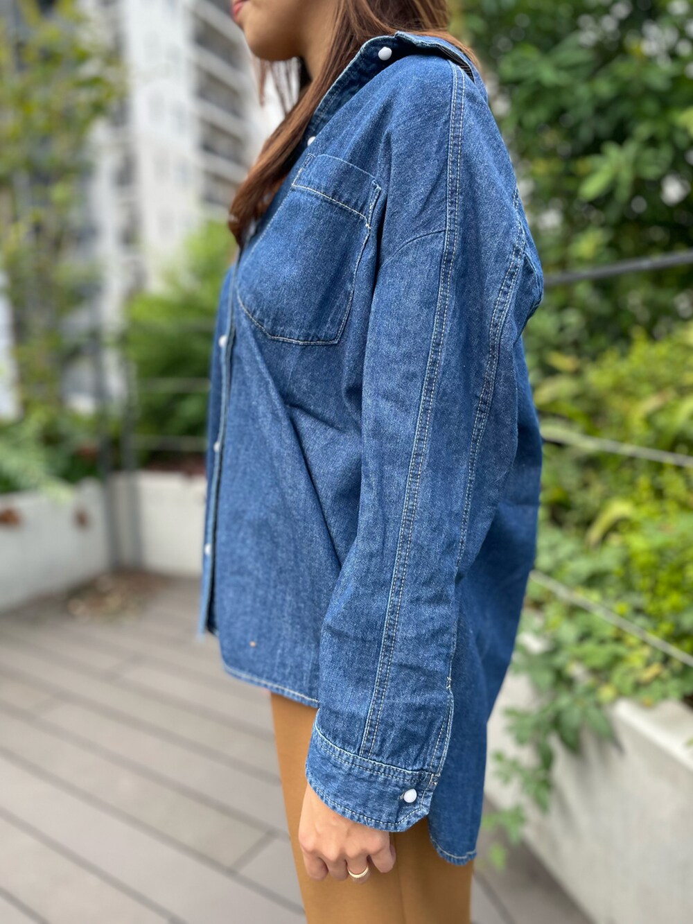 ブルー系のシャツ/ブラウス、ベージュ系のパンツ、ブルー系のシャツ/ブラウスを着用したレディースの秋コーディネートの4枚目の写真