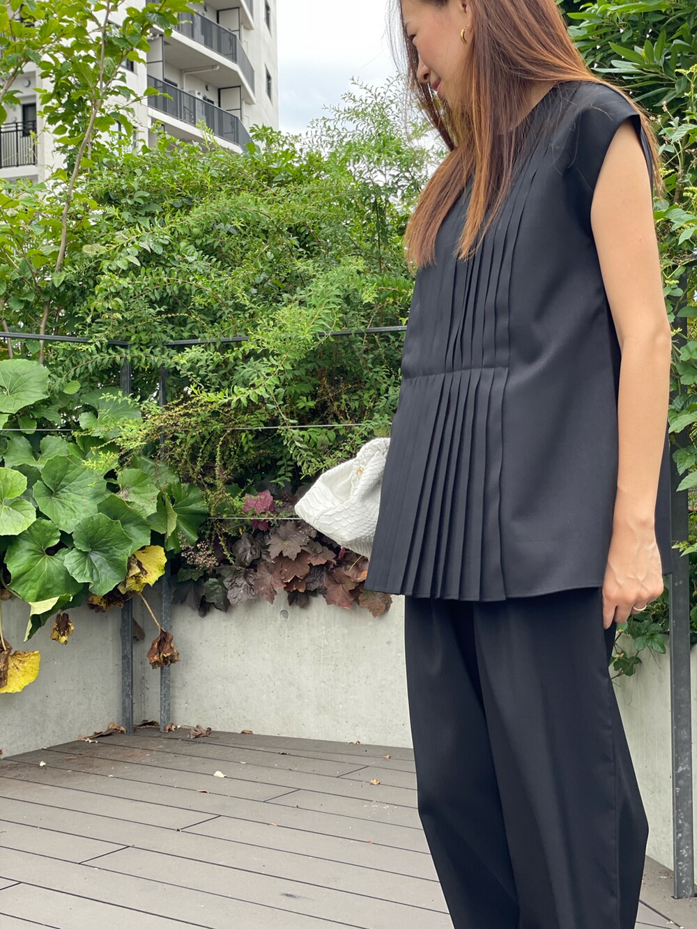 ブラック系のトップス、ブラック系のパンツ、ブラック系のシャツ/ブラウスを着用したレディースの夏コーディネートの3枚目の写真