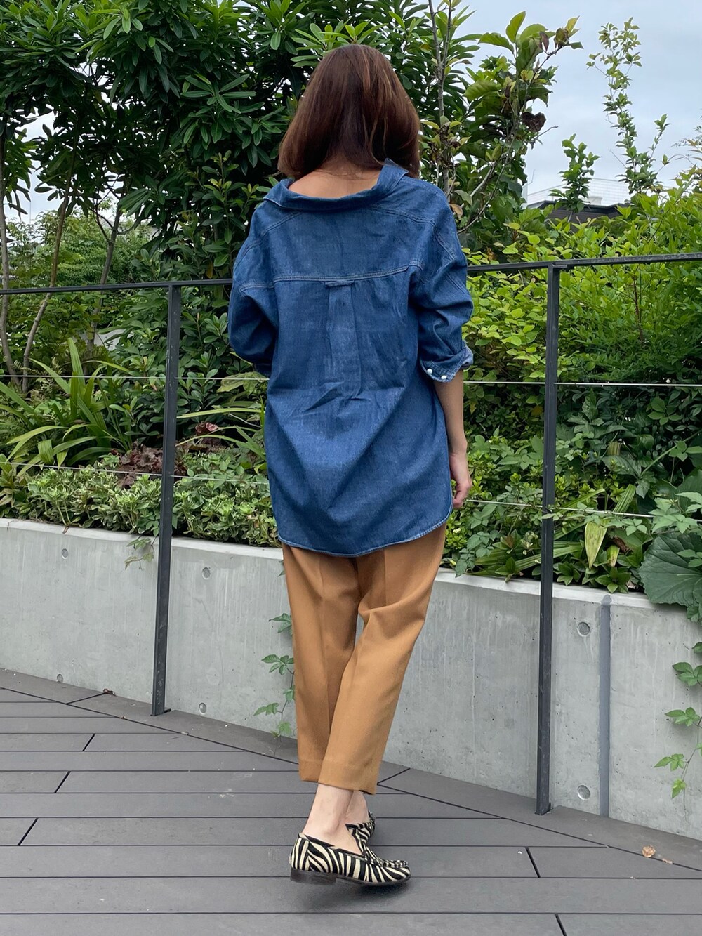 ブルー系のシャツ/ブラウス、ベージュ系のパンツ、ブルー系のシャツ/ブラウスを着用したレディースの秋コーディネートの3枚目の写真