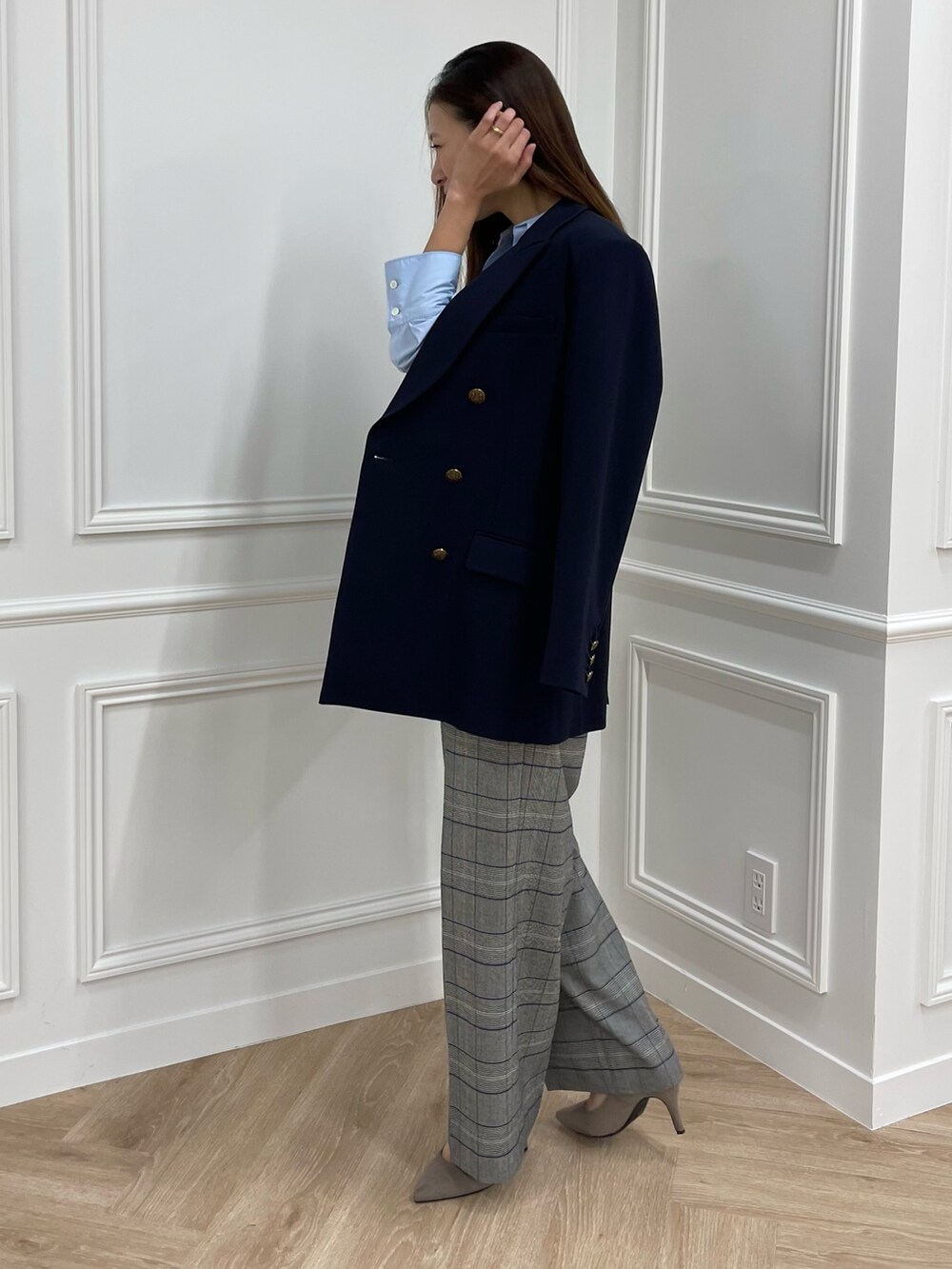 ブルー系のシャツ/ブラウス、ブルー系のテーラードジャケット、グレー系のパンツを着用したレディースの秋コーディネートの3枚目の写真