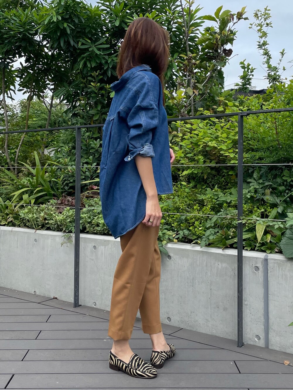 ブルー系のシャツ/ブラウス、ベージュ系のパンツ、ブルー系のシャツ/ブラウスを着用したレディースの秋コーディネートの2枚目の写真