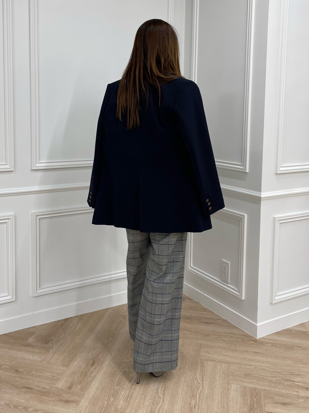 ブルー系のシャツ/ブラウス、ブルー系のテーラードジャケット、グレー系のパンツを着用したレディースの秋コーディネートの2枚目の写真