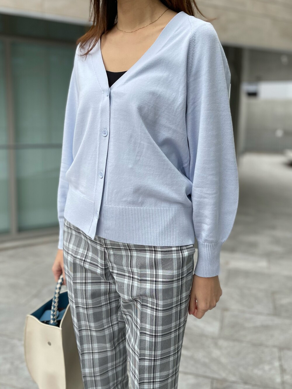 ブルー系のニット/セーター、その他のパンツ、ブルー系のカーディガン/ボレロを着用したレディースの冬コーディネートの4枚目の写真