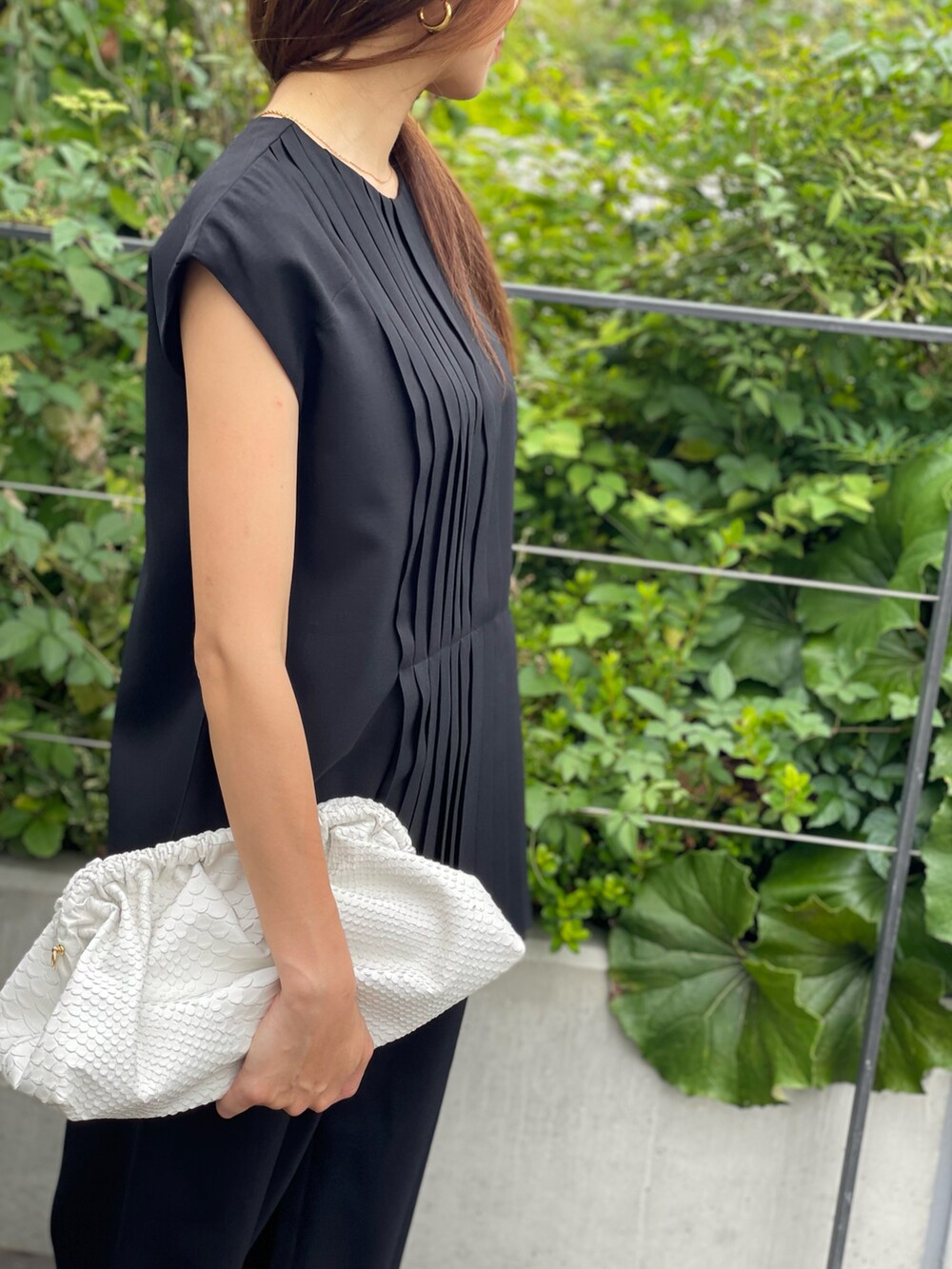 ブラック系のトップス、ブラック系のパンツ、ブラック系のシャツ/ブラウスを着用したレディースの夏コーディネートの2枚目の写真