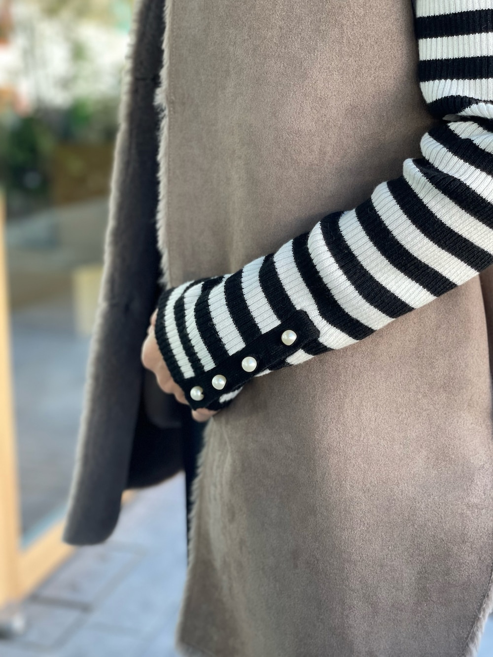 ブラック系のニット/セーター、ブラウン系のジャケット/アウター、ブラック系のパンツを着用したレディースの秋コーディネートの4枚目の写真