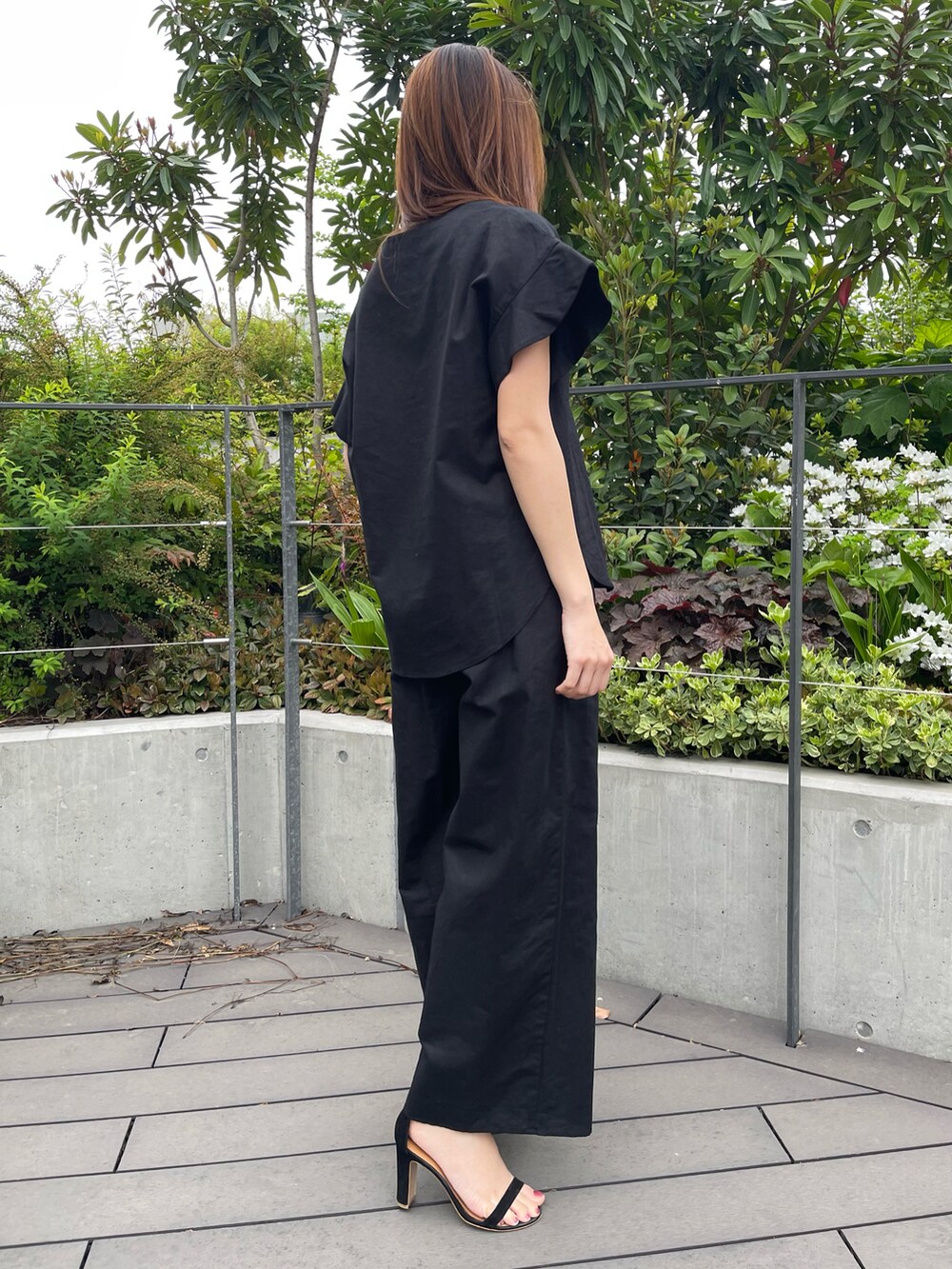 ブラック系のシャツ/ブラウス、ブラック系のパンツ、ブラック系のシャツ/ブラウスを着用したレディースの春コーディネートの2枚目の写真