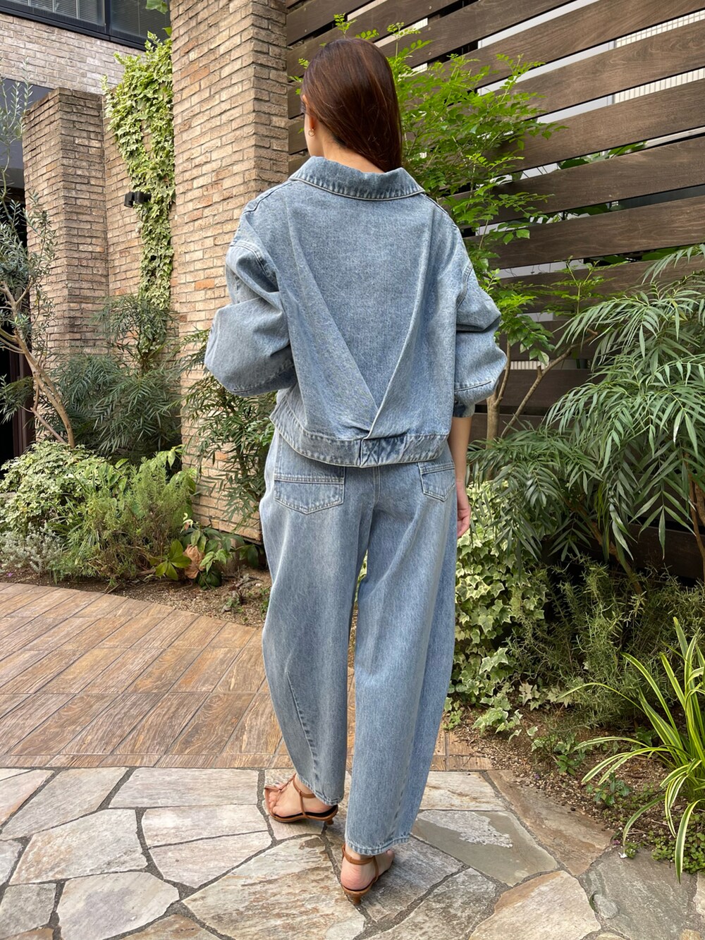 ブルー系のデニムジャケット、ブルー系のデニムパンツ、ブルー系のデニムジャケットを着用したレディースの秋コーディネートの3枚目の写真