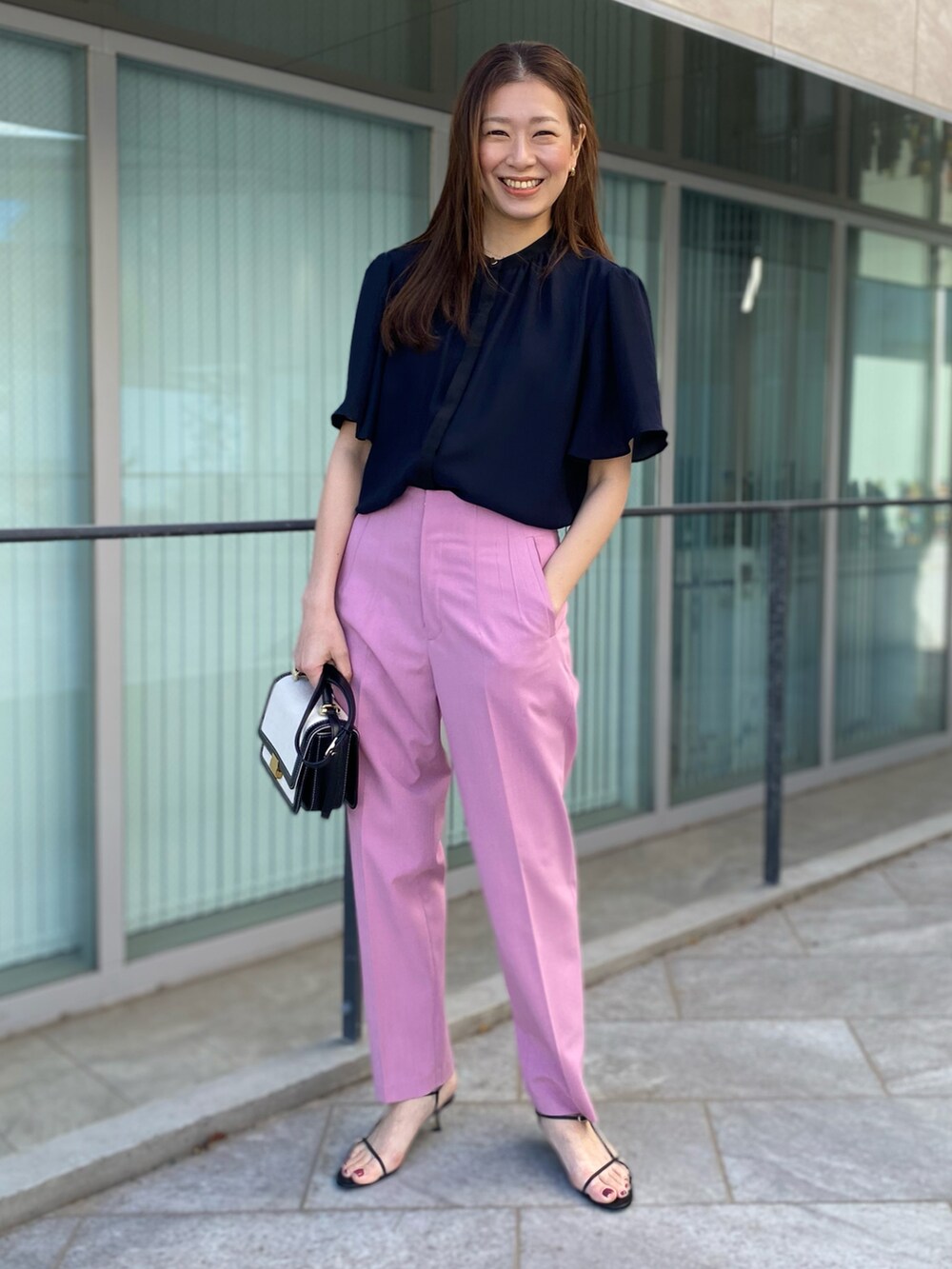 ブルー系のシャツ/ブラウス、ピンク系のパンツ、ブルー系のシャツ/ブラウスを着用したレディースの春コーディネートの2枚目の写真