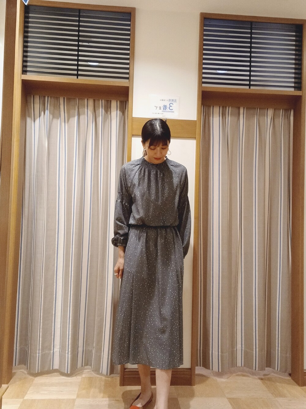 ブラック系のワンピースを着用したレディースの秋コーディネートの4枚目の写真