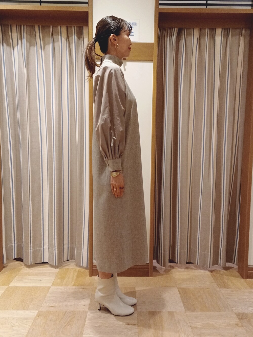 ベージュ系のワンピースを着用したレディースの秋コーディネートの3枚目の写真