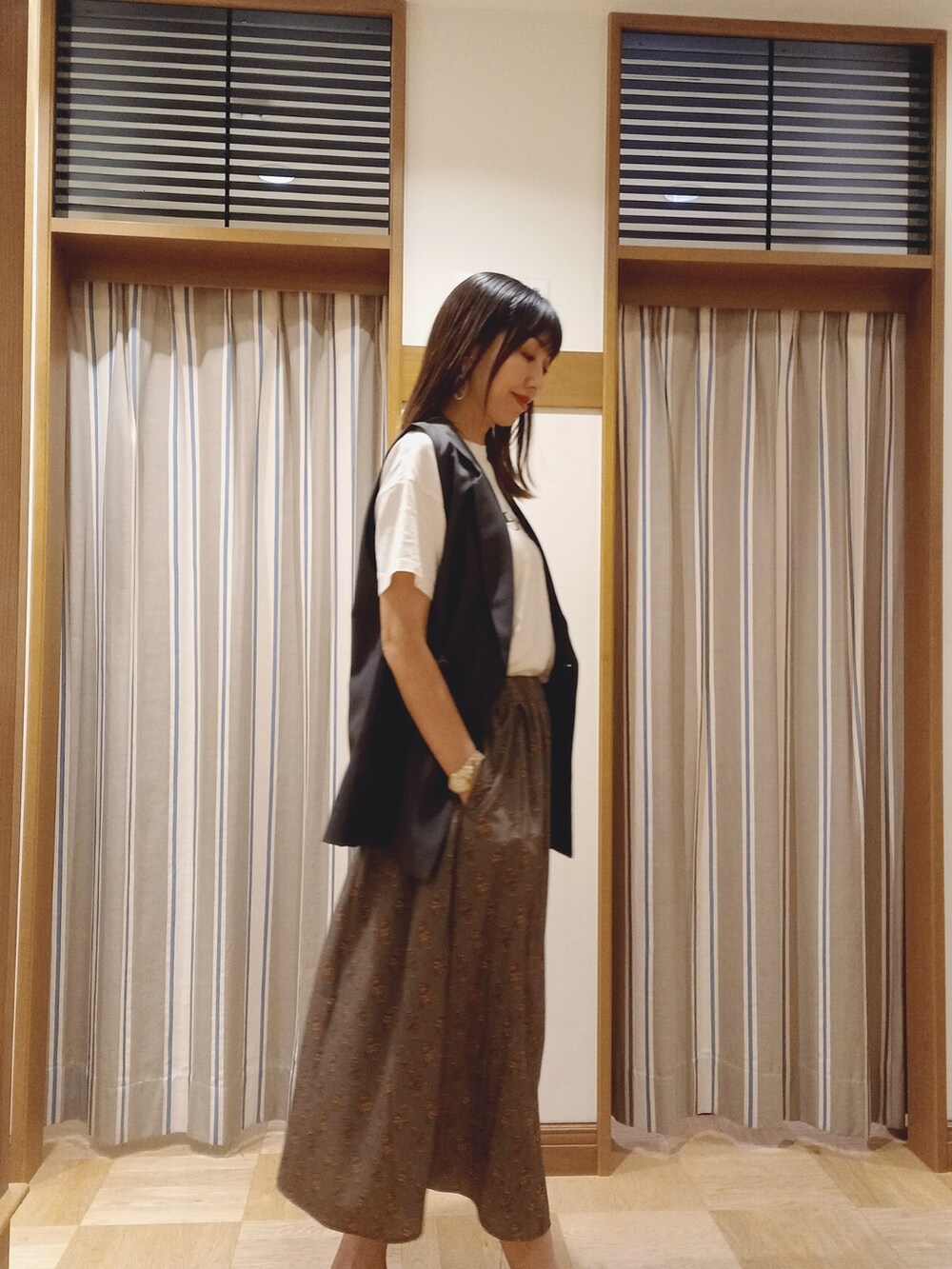 ホワイト系のTシャツ/カットソー、グレー系のノーカラージャケット、グリーン系のスカートを着用したレディースの秋コーディネートの4枚目の写真