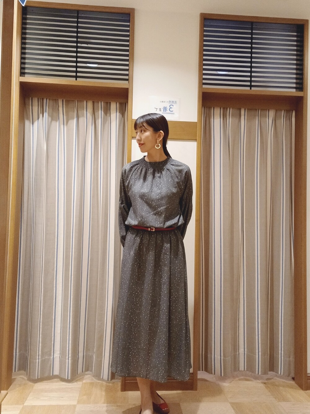 ブラック系のワンピースを着用したレディースの秋コーディネートの3枚目の写真