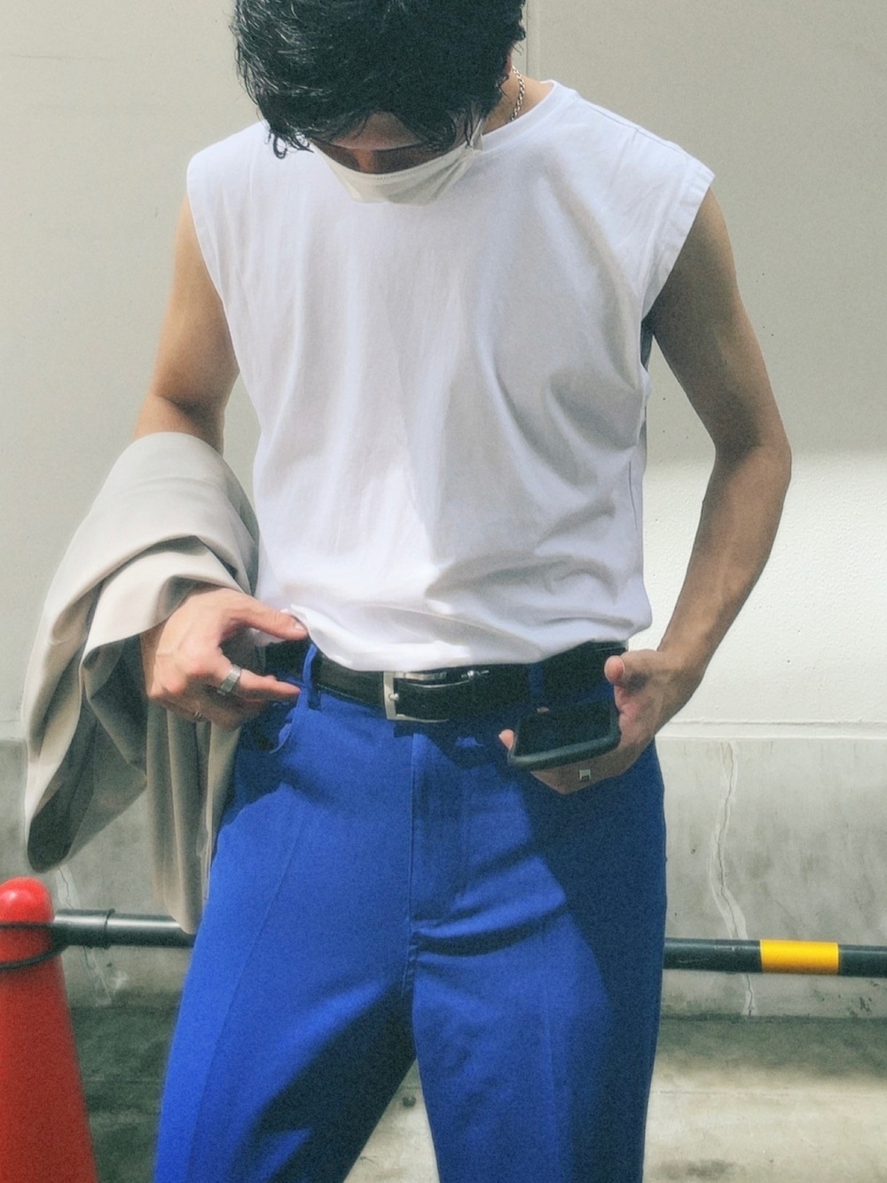 ブルー系のスラックス、ベージュ系のカーディガン/ボレロ、ブラック系のドレスシューズを着用したメンズの夏コーディネートの2枚目の写真