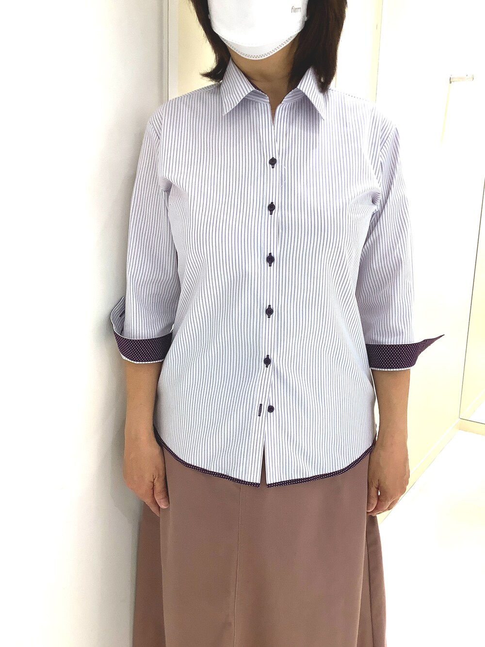 パープル系のビジネスシャツを着用したレディースの夏コーディネートの2枚目の写真