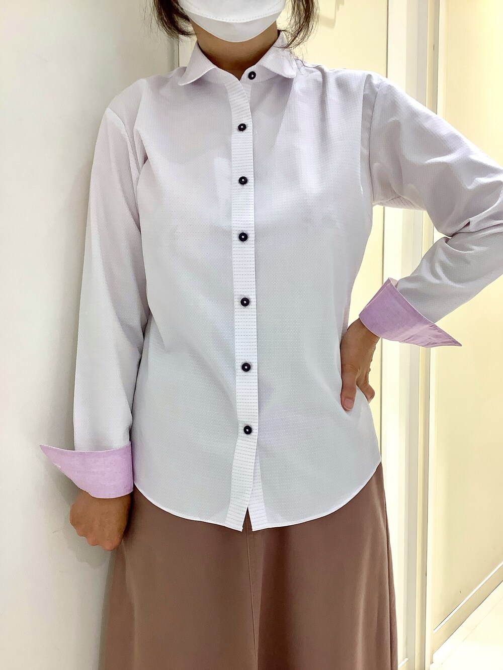 パープル系のビジネスシャツを着用したレディースの夏コーディネートの2枚目の写真