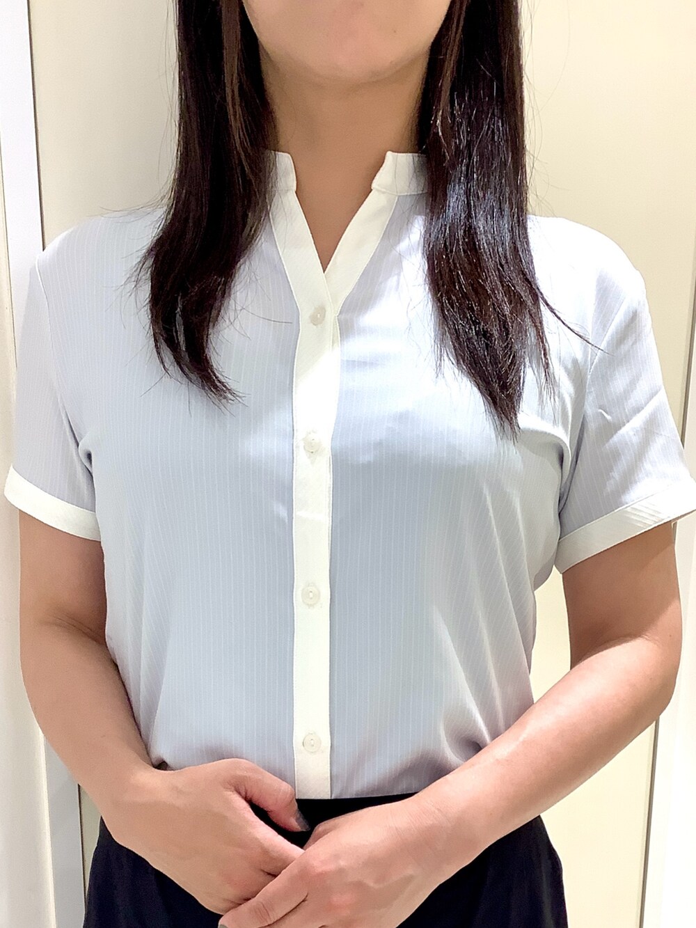 グレー系のシャツ/ブラウスを着用したレディースの夏コーディネートの2枚目の写真