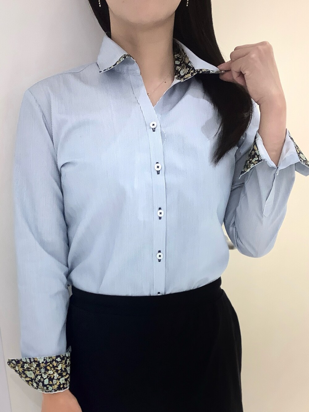 グリーン系のビジネスシャツを着用したレディースの夏コーディネートの2枚目の写真