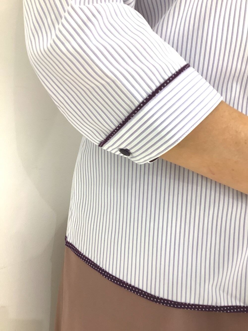 パープル系のビジネスシャツを着用したレディースの夏コーディネートの3枚目の写真