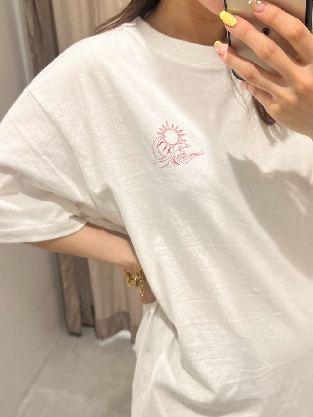 ブラック系のサンダル、ホワイト系のTシャツ/カットソー、ホワイト系のソックス/靴下を着用したレディースの春コーディネートの5枚目の写真
