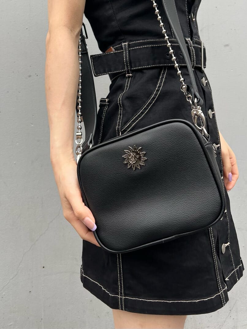 ブラック系のブーツ、ブラック系のジャンパースカート、ブラック系のTシャツ/カットソーを着用したレディースの夏コーディネートの4枚目の写真