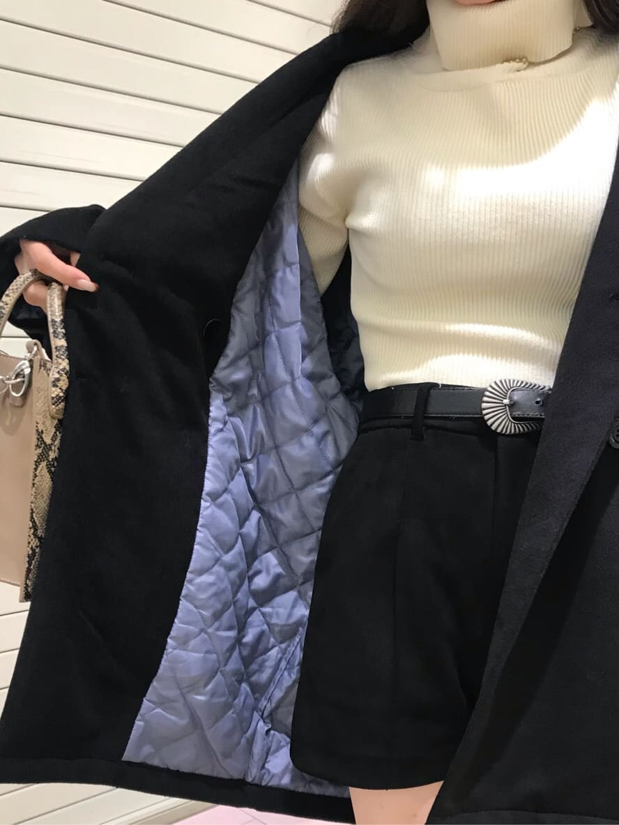 ベージュ系のショルダーバッグ、ブラック系のその他アウター、ブラック系のその他パンツを着用したレディースの秋コーディネートの5枚目の写真