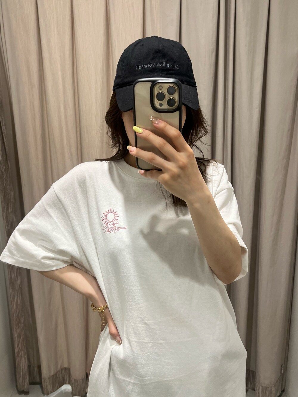 ブラック系のサンダル、ホワイト系のTシャツ/カットソー、ホワイト系のソックス/靴下を着用したレディースの春コーディネートの4枚目の写真