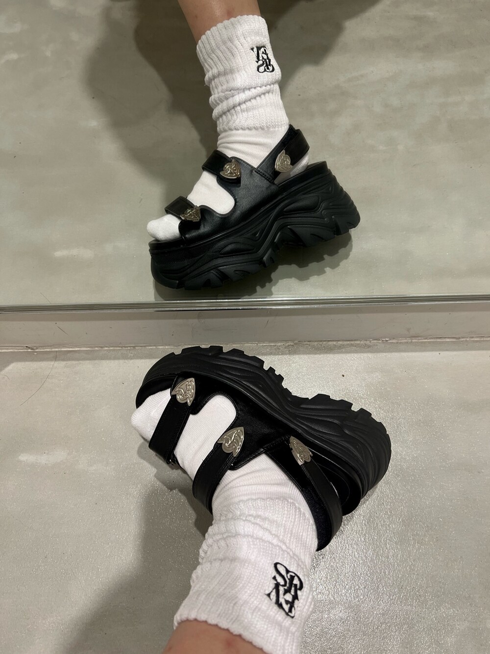 ブラック系のサンダル、ホワイト系のTシャツ/カットソー、ホワイト系のソックス/靴下を着用したレディースの春コーディネートの6枚目の写真