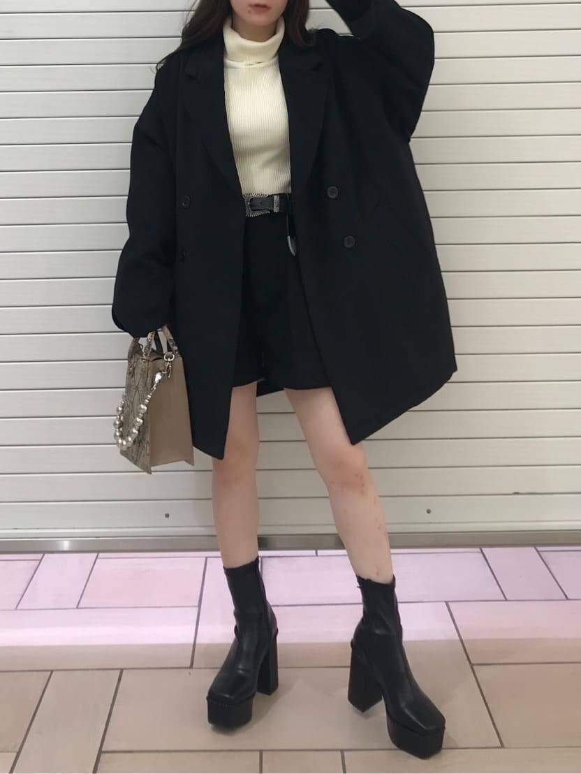 ベージュ系のショルダーバッグ、ブラック系のその他アウター、ブラック系のその他パンツを着用したレディースの秋コーディネートの2枚目の写真