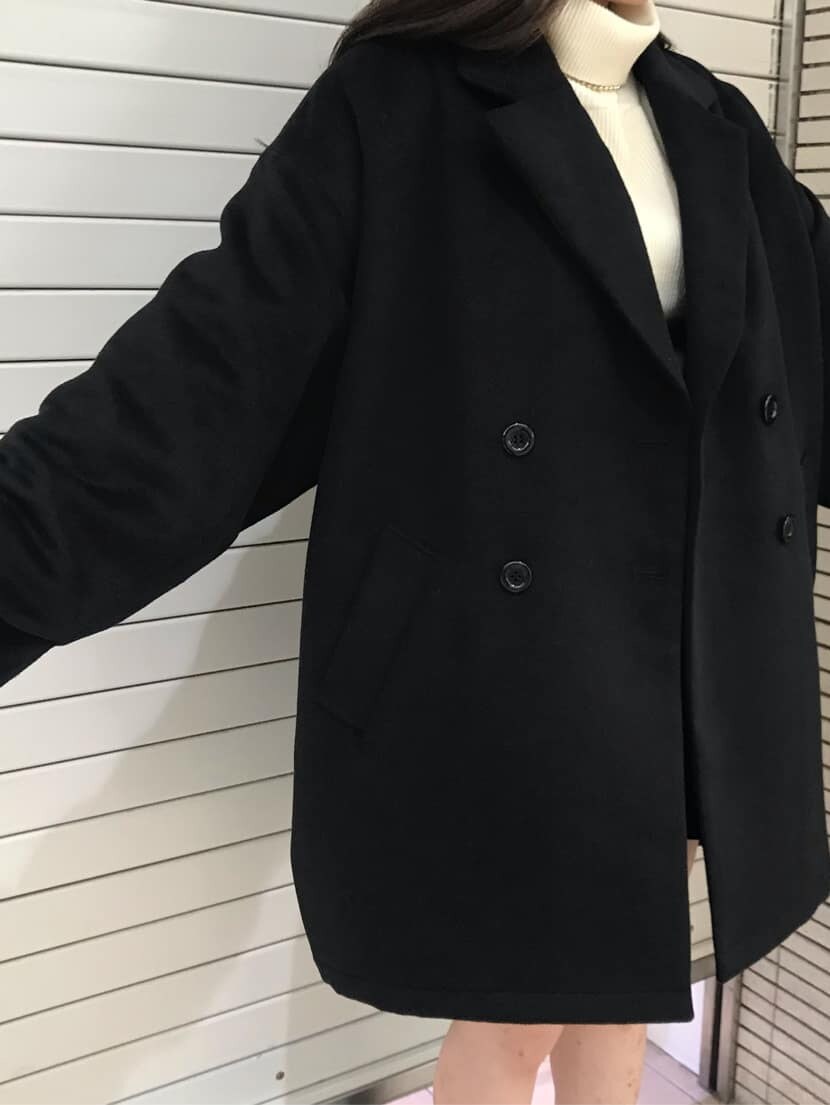 ベージュ系のショルダーバッグ、ブラック系のその他アウター、ブラック系のその他パンツを着用したレディースの秋コーディネートの4枚目の写真