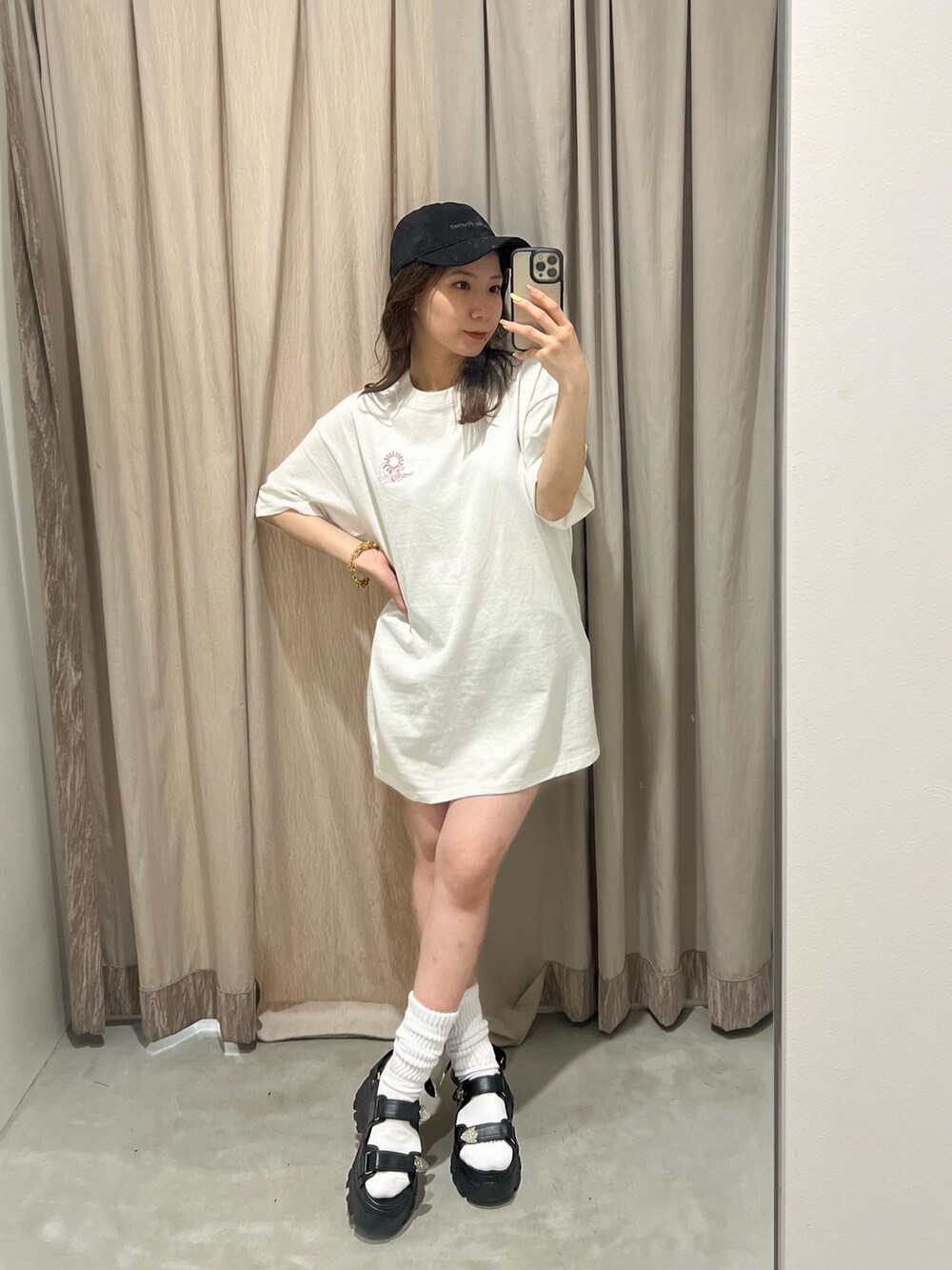 ブラック系のサンダル、ホワイト系のTシャツ/カットソー、ホワイト系のソックス/靴下を着用したレディースの春コーディネートの2枚目の写真