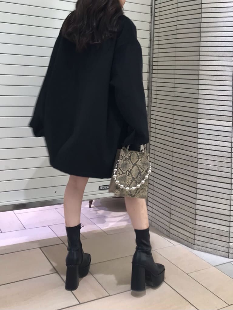 ベージュ系のショルダーバッグ、ブラック系のその他アウター、ブラック系のその他パンツを着用したレディースの秋コーディネートの3枚目の写真