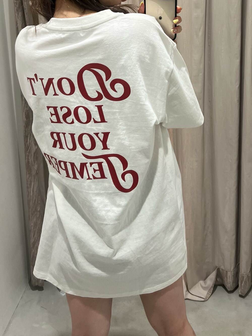 ブラック系のサンダル、ホワイト系のTシャツ/カットソー、ホワイト系のソックス/靴下を着用したレディースの春コーディネートの3枚目の写真